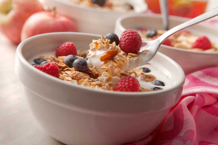 Petit-dejeuner à base de fruits, céréales et fromage blanc