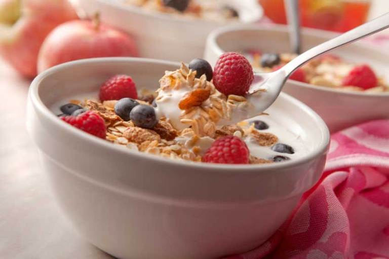 Petit-dejeuner à base de fruits, céréales et fromage blanc