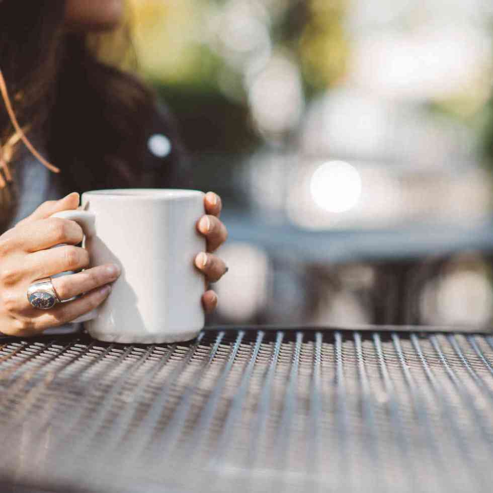 Boire du thé trop chaud est lié à un risque accru de cancer de l'œsophage chez les fumeurs et buveurs d'alcool