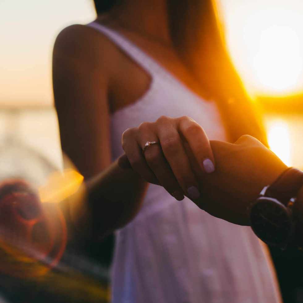 Tenir la main de son partenaire amoureux synchronise les ondes cérébrales et soulage la douleur