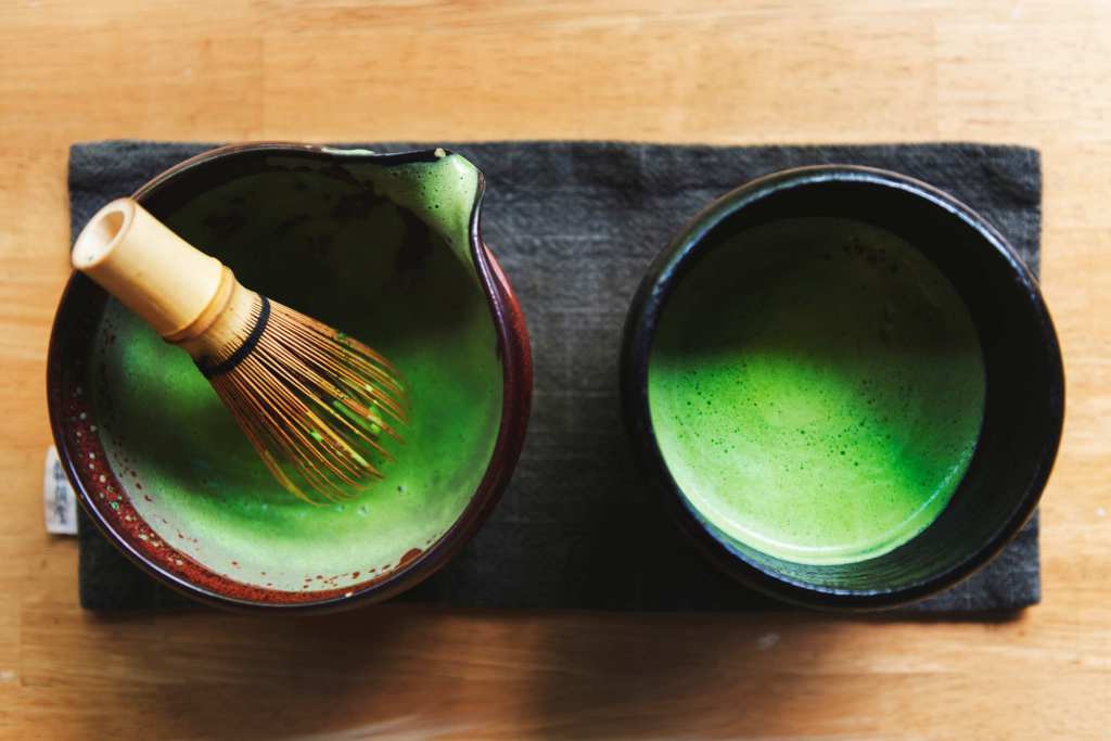 Préparation du thé vert matcha