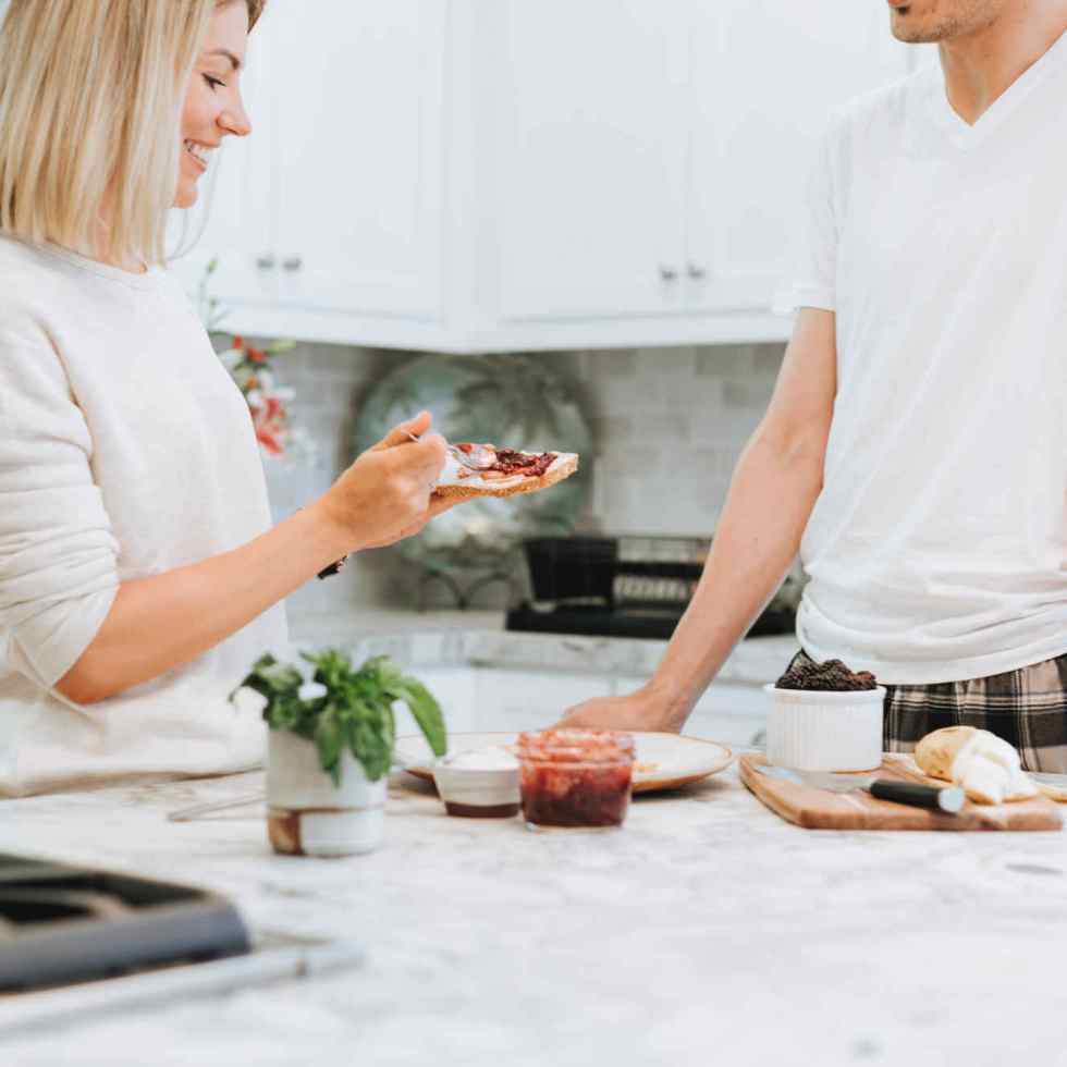 Perdre du poids sainement grâce au jeûne intermittent et en mangeant plus tôt ?