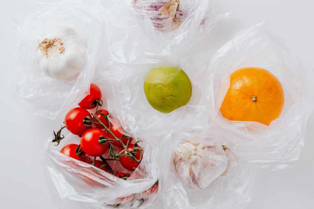 Fruits et légumes entourés de sac plastifiés.