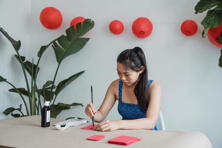 Personne pratiquant l'art-thérapie